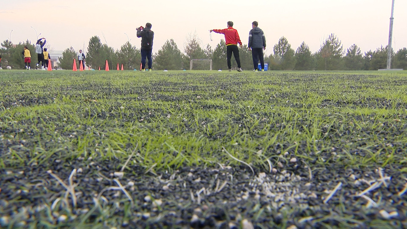 Cận cảnh mặt sân tập. Ảnh: Runi Tám. Cận cảnh mặt sân tập. Ảnh: Runi Tám.