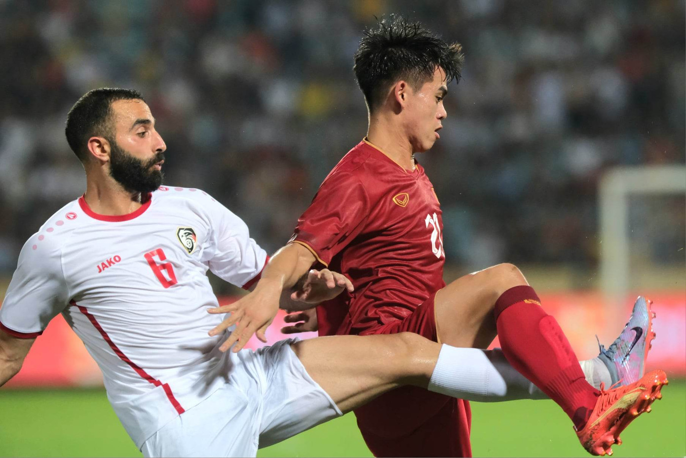 Thắng ĐT Syria 1-0, ĐTVN khiến sân Thiên Trường thòm thèm với 'bữa tiệc' bóng đá ảnh 33