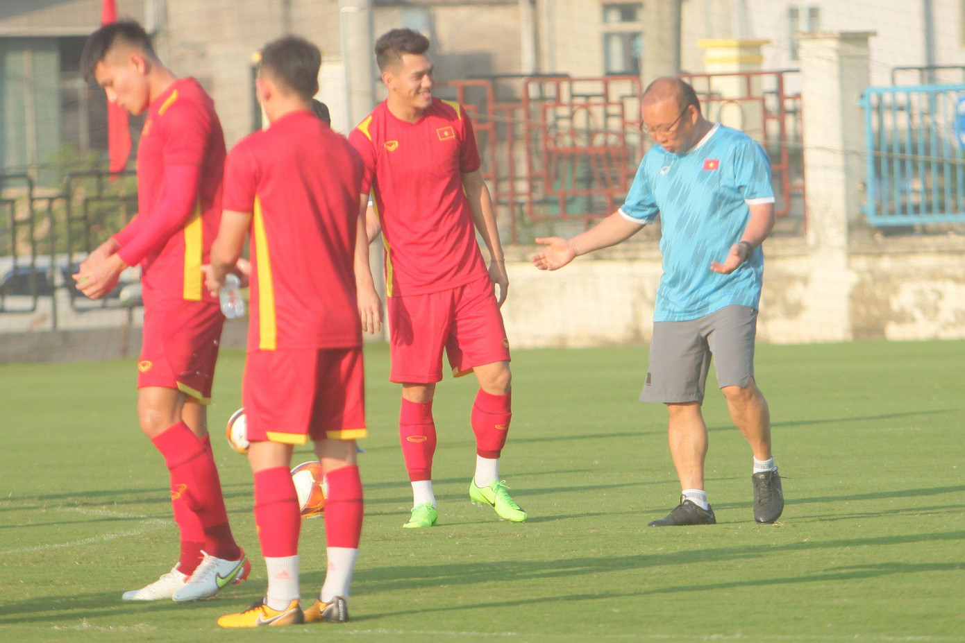 Tiến Linh cũng cười đùa liên tục với HLV Park Hang-seo