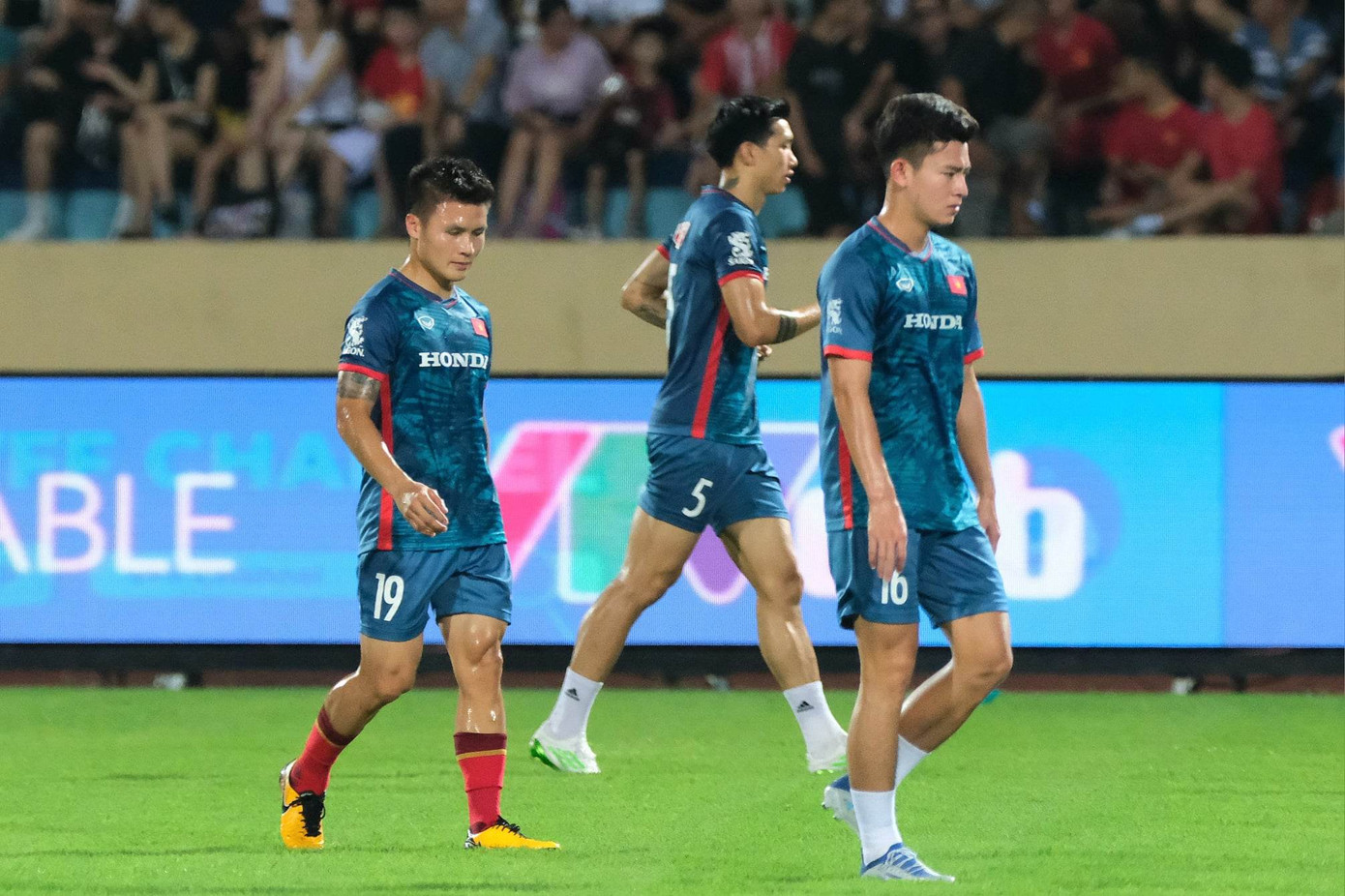 Thắng ĐT Syria 1-0, ĐTVN khiến sân Thiên Trường thòm thèm với 'bữa tiệc' bóng đá ảnh 11