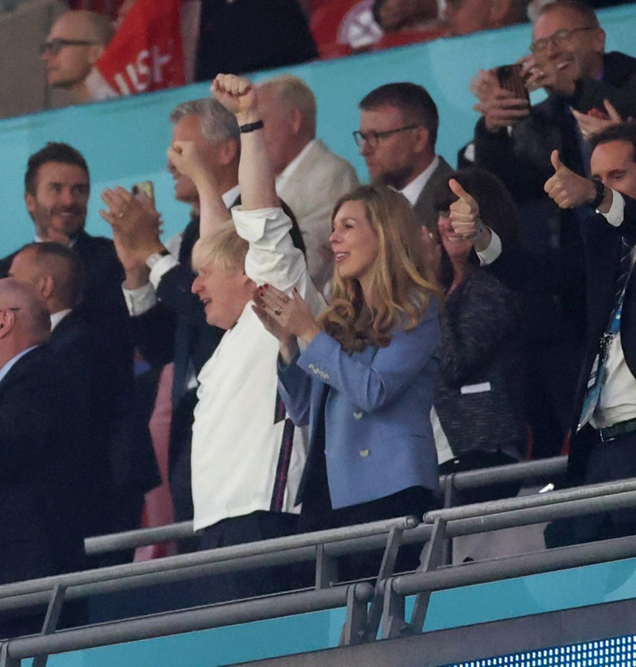 Thủ tướng Anh Boris Johnson ăn mừng.