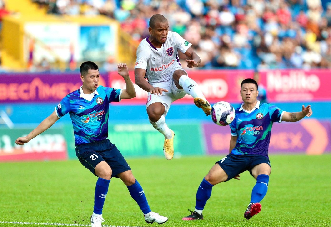 Hàng phòng ngự Bình Định thi đấu rất tốt. Ảnh: Hữu Phạm Hàng phòng ngự Bình Định thi đấu rất tốt. Ảnh: Hữu Phạm