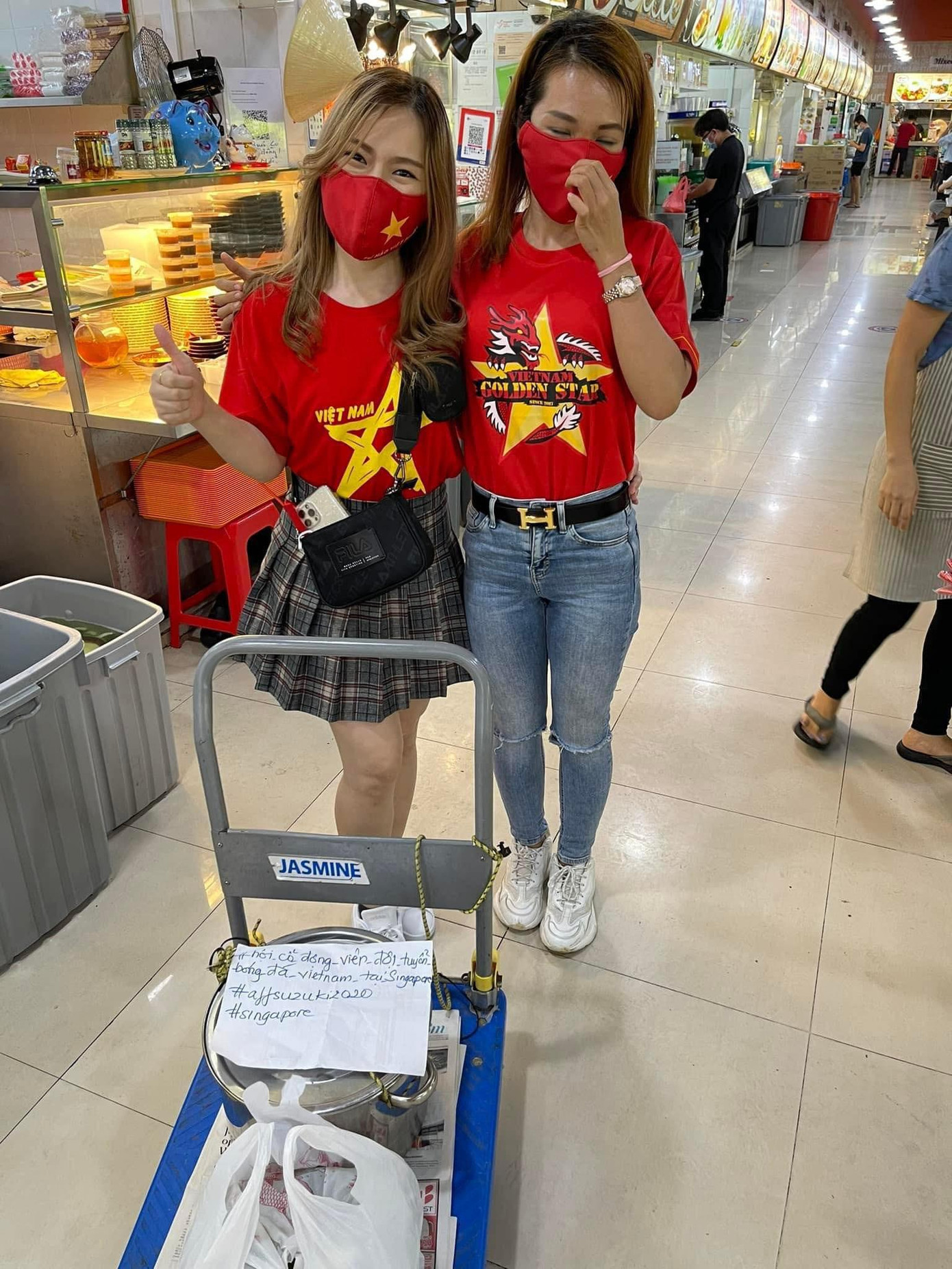 CĐV Việt Nam tiếp tế lương thực cho đội tuyển Việt Nam (ảnh Zing) CĐV Việt Nam tiếp tế lương thực cho đội tuyển Việt Nam (ảnh Zing)