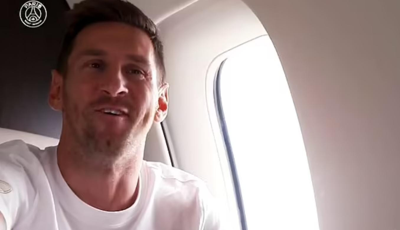 Đoạn video bắt đầu với hành trình của Messi từ Barcelona đến Paris trên một chiếc máy bay riêng