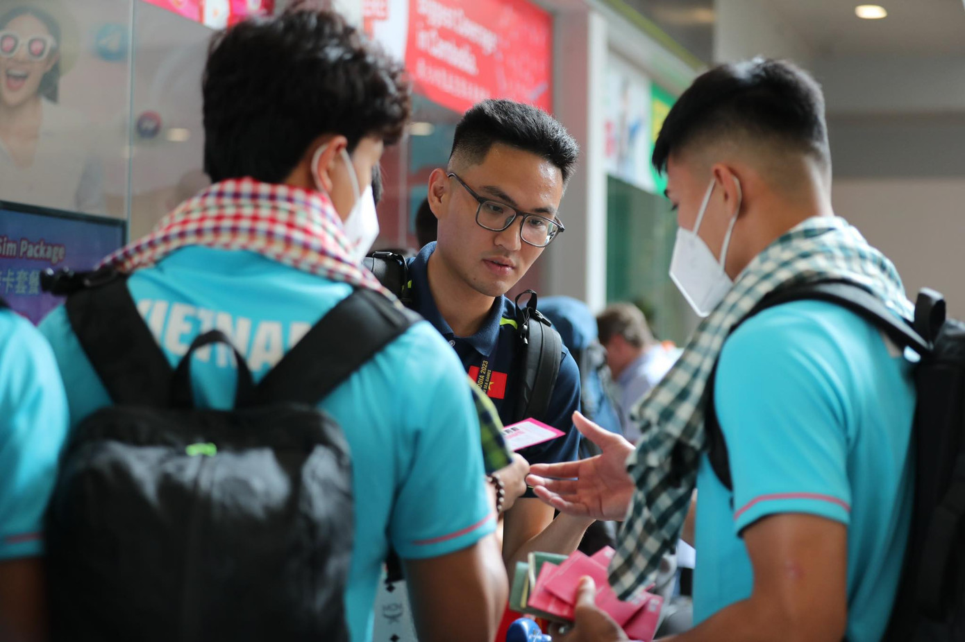 Trợ lý ngôn ngữ Hoàng Bách hỗ trợ các cầu thủ làm thủ tục