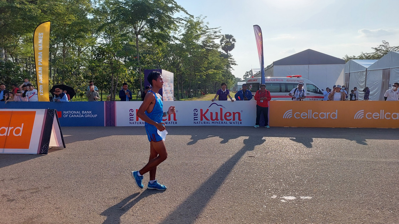 Nanvirakyuth của Campuchia đã bị tốp đầu bỏ xa 1 vòng rưỡi, nhưng anh vẫn đang rất cố gắng. Nanvirakyuth của Campuchia đã bị tốp đầu bỏ xa 1 vòng rưỡi, nhưng anh vẫn đang rất cố gắng.