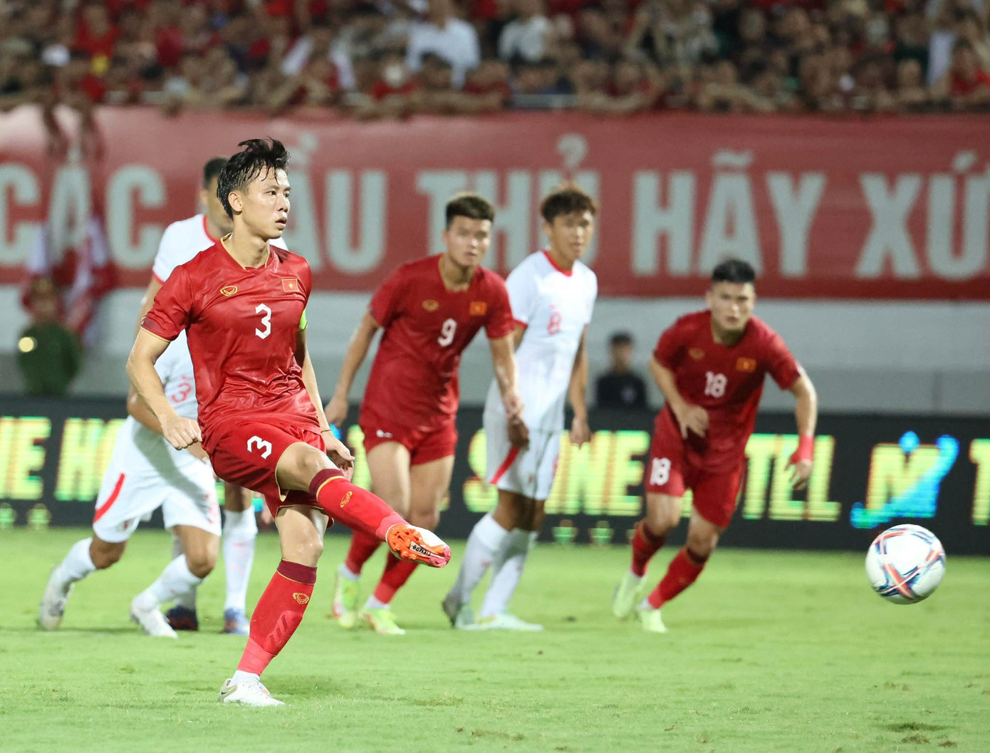 Vượt qua Hồng Kông (Trung Quốc) 1-0, ĐTVN có chiến thắng đầu tiên cùng HLV Troussier ảnh 37