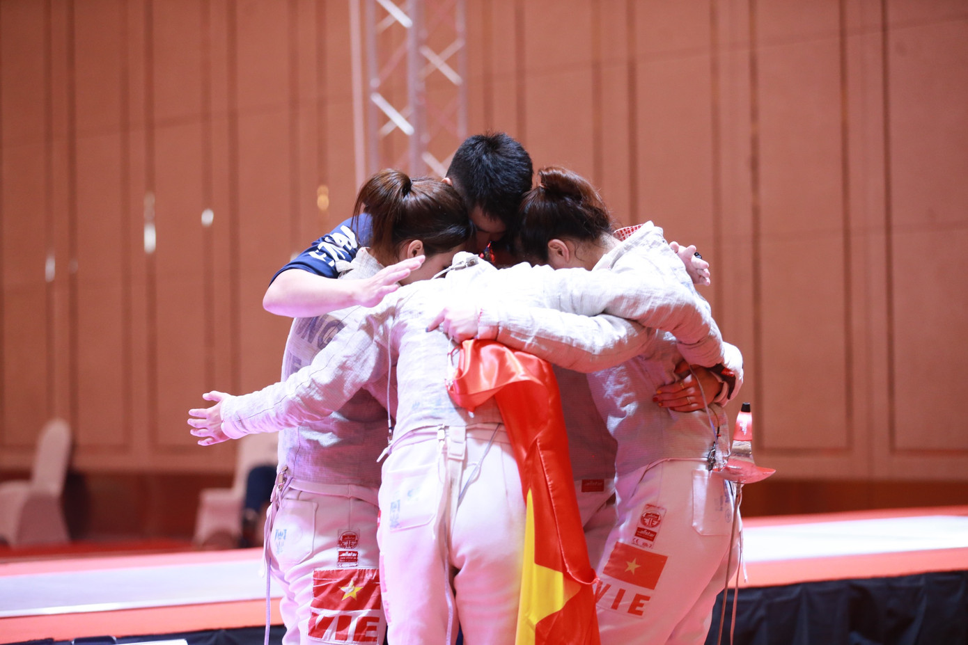 Niềm hạnh phúc của các cô gái khi mang vinh quang về cho thể thao Việt Nam. Ảnh: Bùi Lượng.