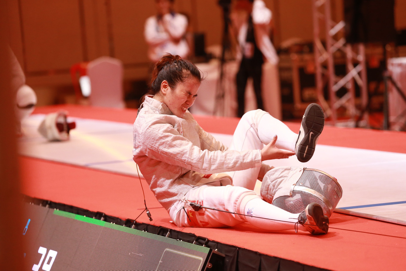 Nữ kiếm thủ Thu Hoài gặp chấn thương đầu gối khá nặng trong phần thi đấu của mình. Tuy nhiên, cô đã nén đau đớn để đứng dậy tiếp tục thi đấu, và giành chiến thắng bằng đường kiếm quyết định. Ảnh: Bùi Lượng.