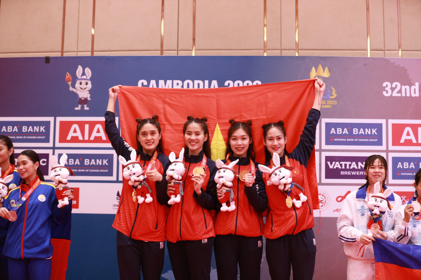 Niềm hạnh phúc của các cô gái khi mang vinh quang về cho thể thao Việt Nam. Ảnh: Bùi Lượng.