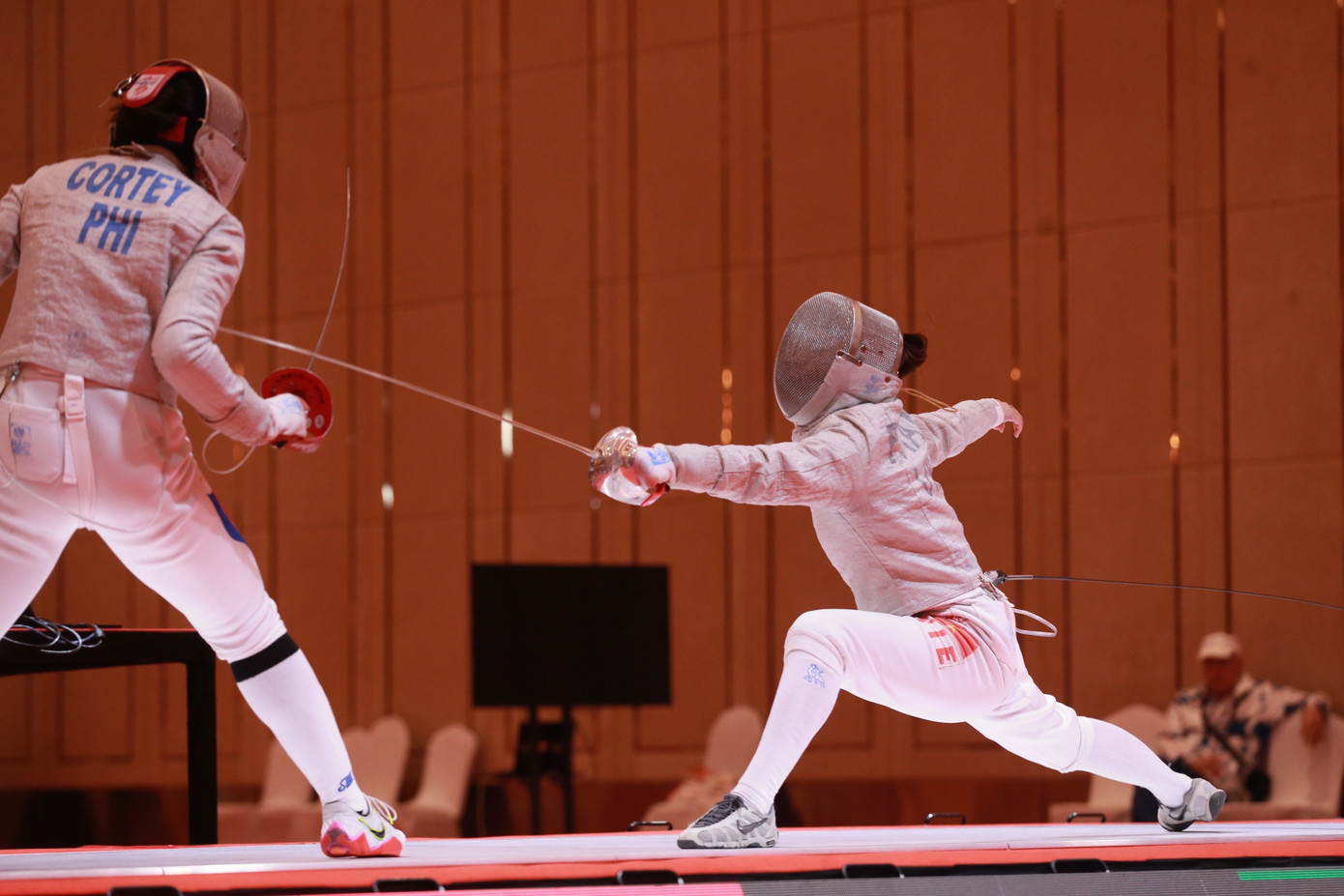 Ngay sau đó, đồng đội Thu Hà cũng thi đấu xuất sắc để thắng trận cuối, qua đó giúp đội tuyển đấu kiếm Việt Nam bảo vệ thành công HCV nội dung đồng đội nữ kiếm chém. Ảnh: Bùi Lượng.