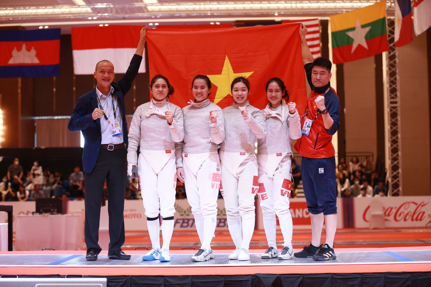 Trưa ngày 14/5, đội tuyển Việt Nam gồm 4 kiếm thủ Phùng Thị Khánh Linh, Phạm Thị Thu Hoài, Bùi Thị Thu Hà, Lê Minh Hằng thi đấu chung kết nội dung đồng đội nữ kiếm chém, gặp Philippines. Việt Nam đang là đương kim HCV nội dung này nên thi đấu rất quyết tâm để bảo vệ thành quả từng giành được trên sân nhà tại SEA Games 31 năm 2022.