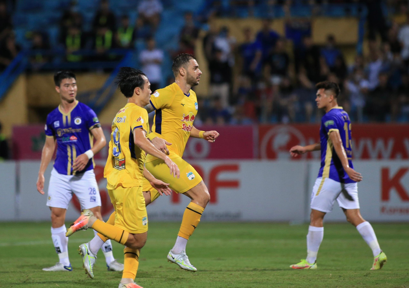 Bruno Henrique rút ngắn tỷ số cho HAGL. Ảnh: Văn Thỏa