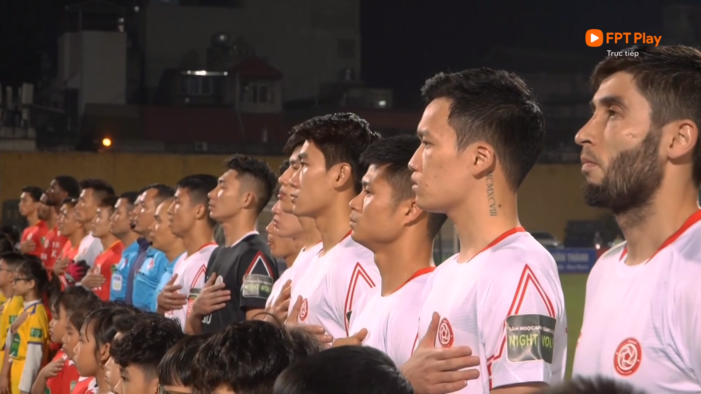 Bùi Tiến Dũng của CAHN đã mặc trang phục có màu gần giống với trang phục thi đấu của các cầu thủ Viettel.