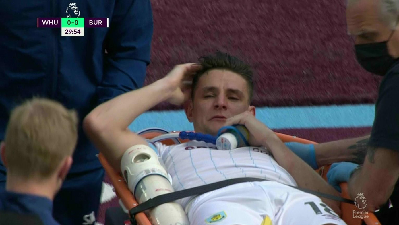 Westwood mỉm cười nhẹ khi nhận được những tràng pháo tay động viên từ khán đài