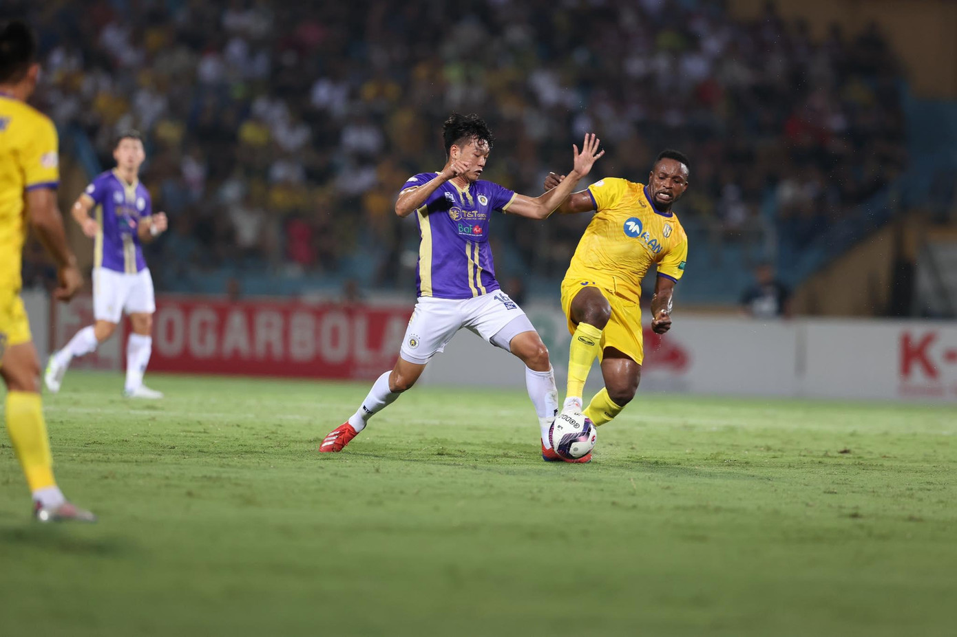 Thành Chung là người ấn định chiến thắng cho CLB Hà Nội. Ảnh: Hoàng Linh