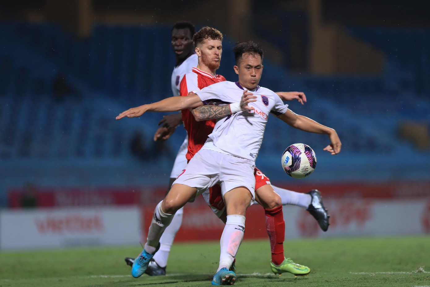 Các cầu thủ Viettel bế tắc trước hàng thủ Bình Dương. Ảnh: Đông Đông Các cầu thủ Viettel bế tắc trước hàng thủ Bình Dương. Ảnh: Đông Đông