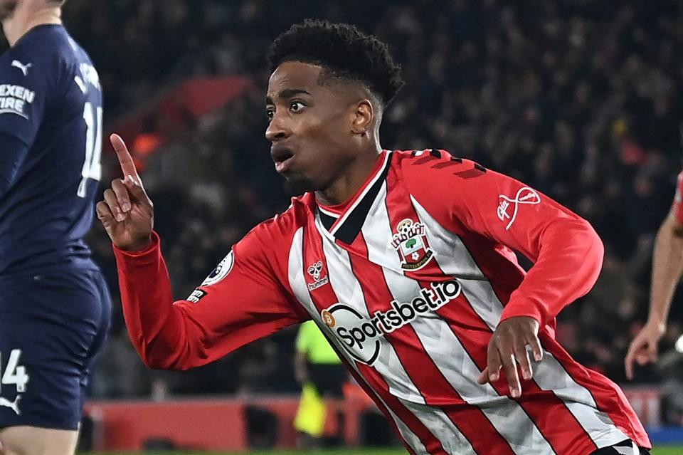 Walker-Peters giúp Southampton dẫn trước ngay từ phút thứ 7
