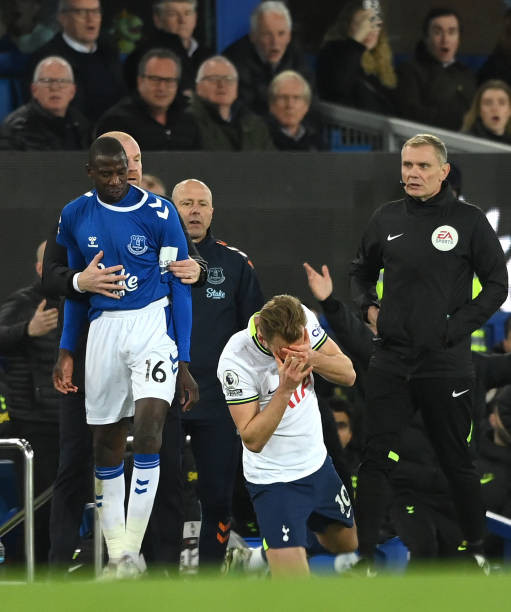 Phút 66, chính tiền đạo Harry Kane ghi bàn trên chấm penalty để giúp Tottenham vượt lên dẫn trước 1-0. Đến phút 88, kịch tính xảy ra khi Lucas Moura của Tottenham cũng phải nhận thẻ đỏ sau tình huống vào bóng ác ý với Michael Keane. Và Keane cũng là người ghi bàn ở phút 90 để giúp Everton giữ lại một điểm quý giá.