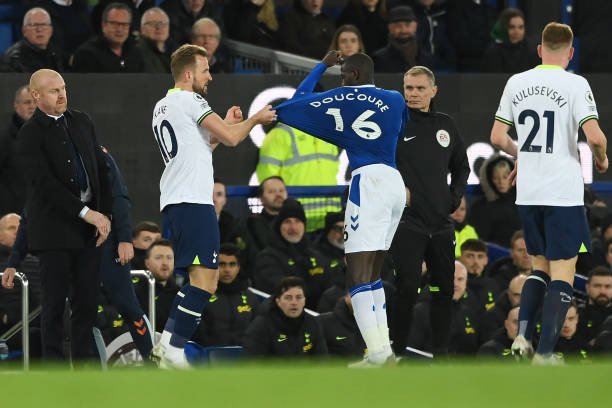 Trong một tình huống va chạm ở phút 58, tiền đạo Harry Kane của Tottenham đã liên tục kéo áo Doucoure bên phía Everton khiến cầu thủ này nổi giận.