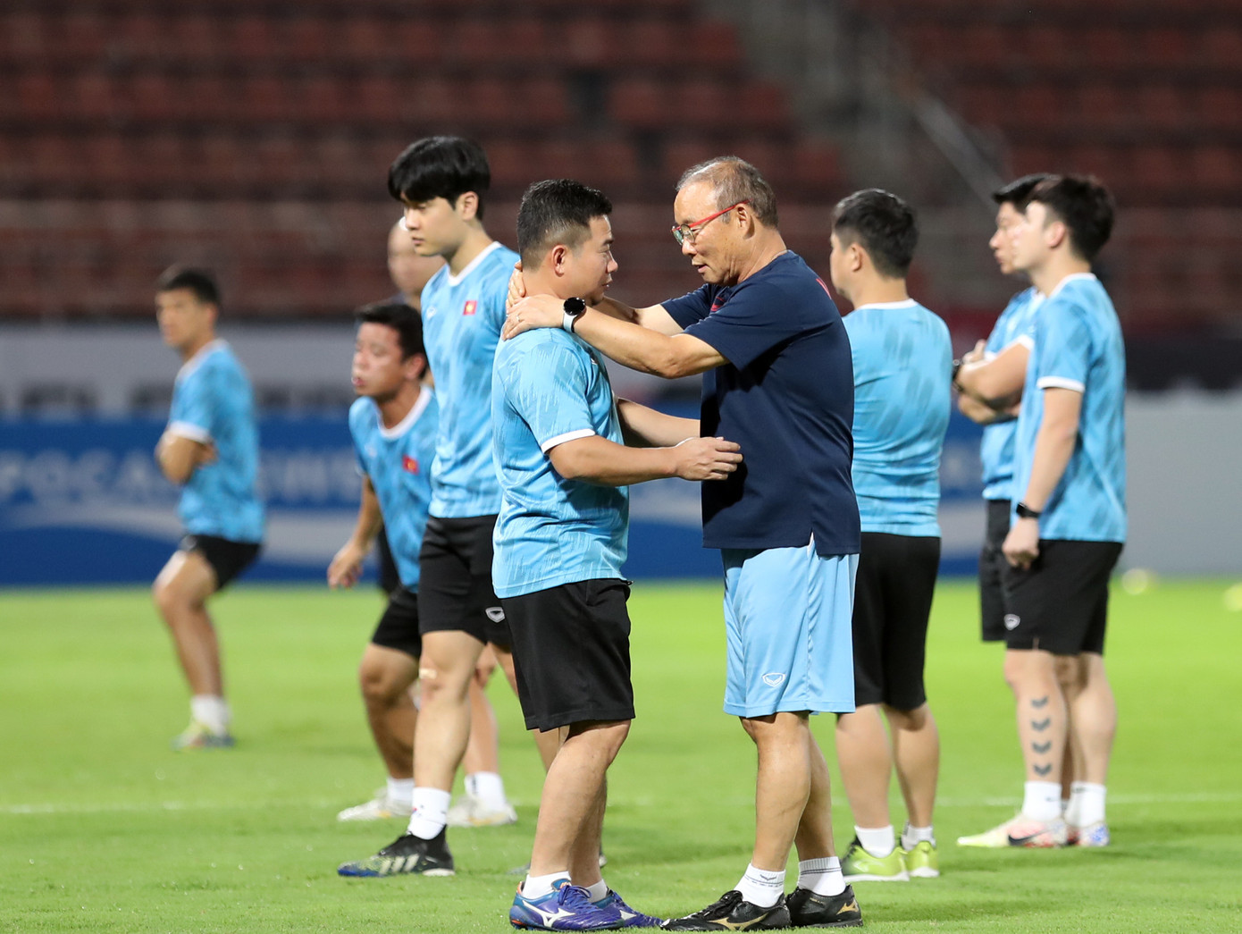 Ông ôm chặt các trợ lý, tâm sự rất lâu như một lời chia tay. Ông ôm chặt các trợ lý, tâm sự rất lâu như một lời chia tay.