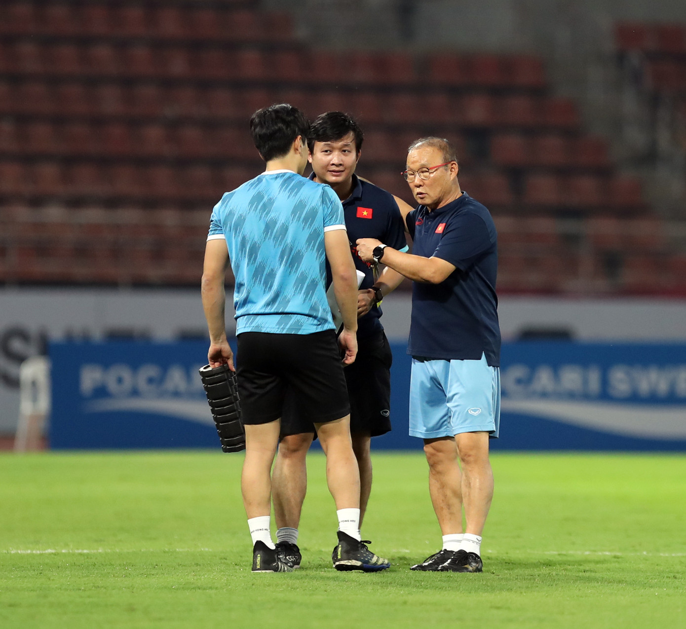 Tiếp tục là những cử chỉ thân mật với các trợ lý. Tiếp tục là những cử chỉ thân mật với các trợ lý.