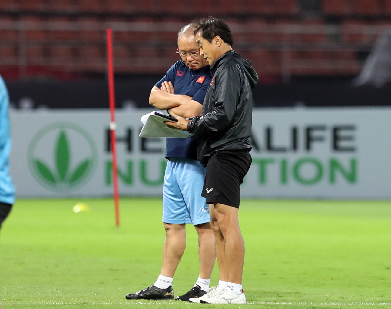 HLV Park Hang-seo bàn chiến thuật cùng trợ lý Lee để chuẩn bị cho trận chung kết lượt về AFF Cup 2022. HLV Park Hang-seo bàn chiến thuật cùng trợ lý Lee để chuẩn bị cho trận chung kết lượt về AFF Cup 2022.