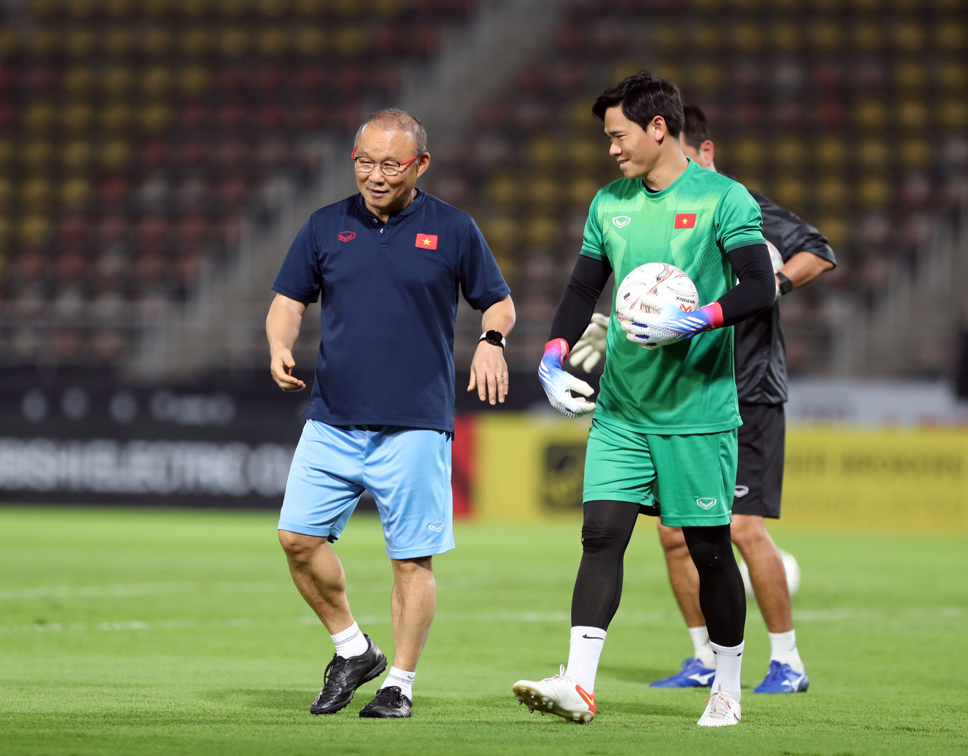 Nụ cười dễ mến của HLV Park. Nụ cười dễ mến của HLV Park.