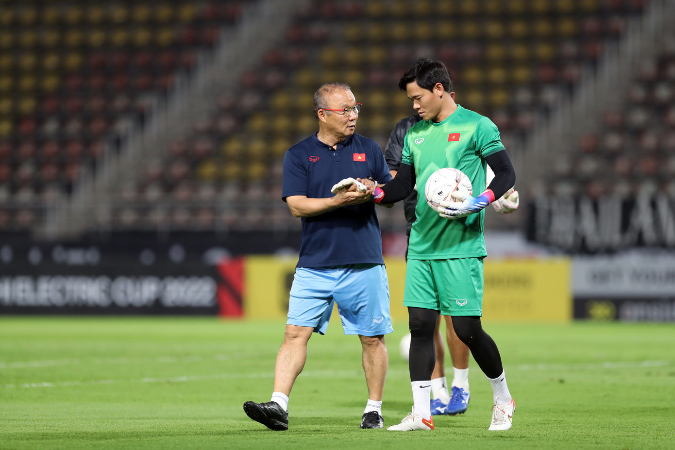 HLV Park Hang-seo cẩn thận dặn dò thủ môn Nguyên Mạnh. HLV Park Hang-seo cẩn thận dặn dò thủ môn Nguyên Mạnh.