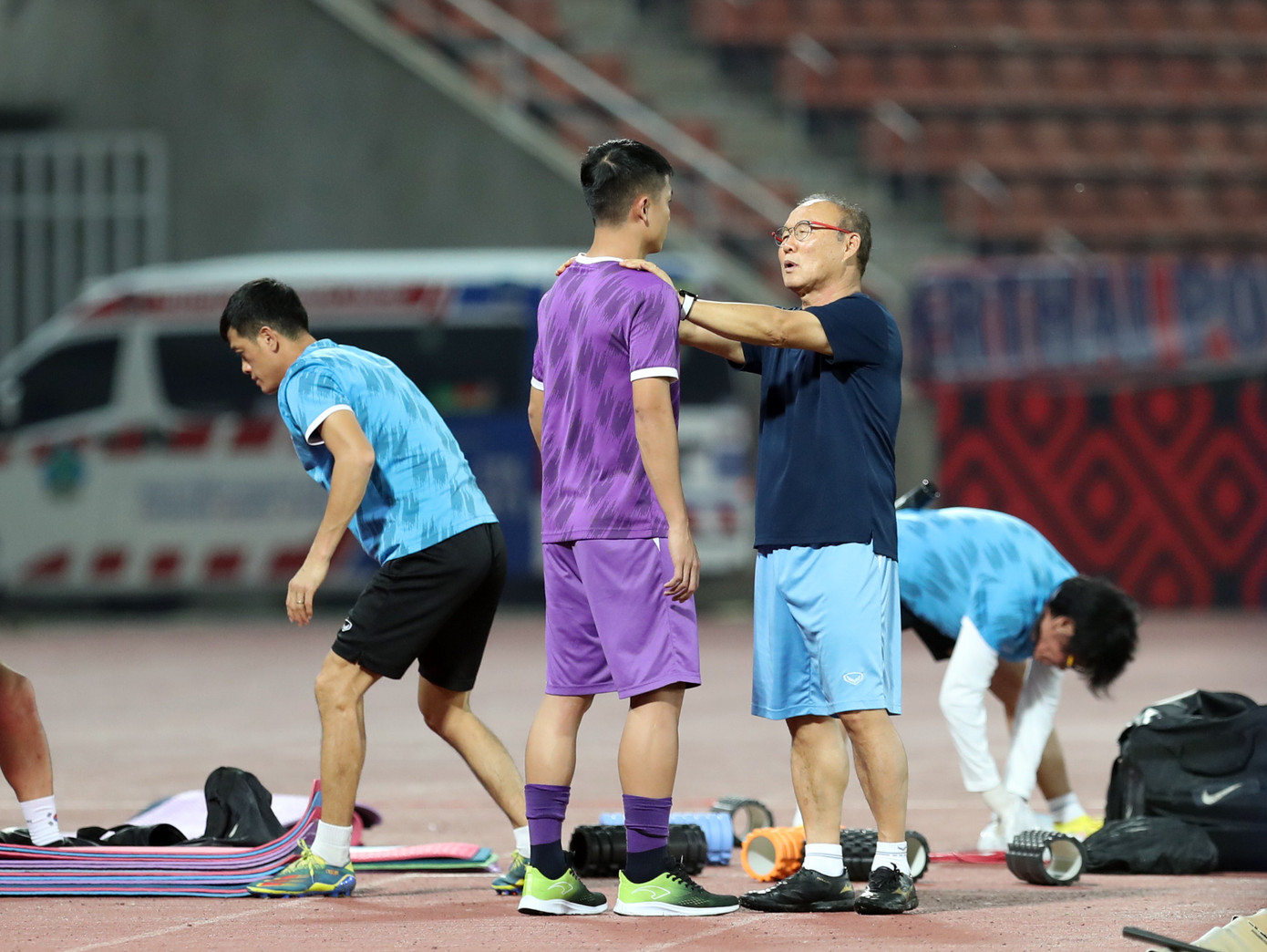 Ông tình cảm trò chuyện cùng Bùi Tiến Dũng, cầu thủ không thể tập luyện vì đang bị đau. Ông tình cảm trò chuyện cùng Bùi Tiến Dũng, cầu thủ không thể tập luyện vì đang bị đau.