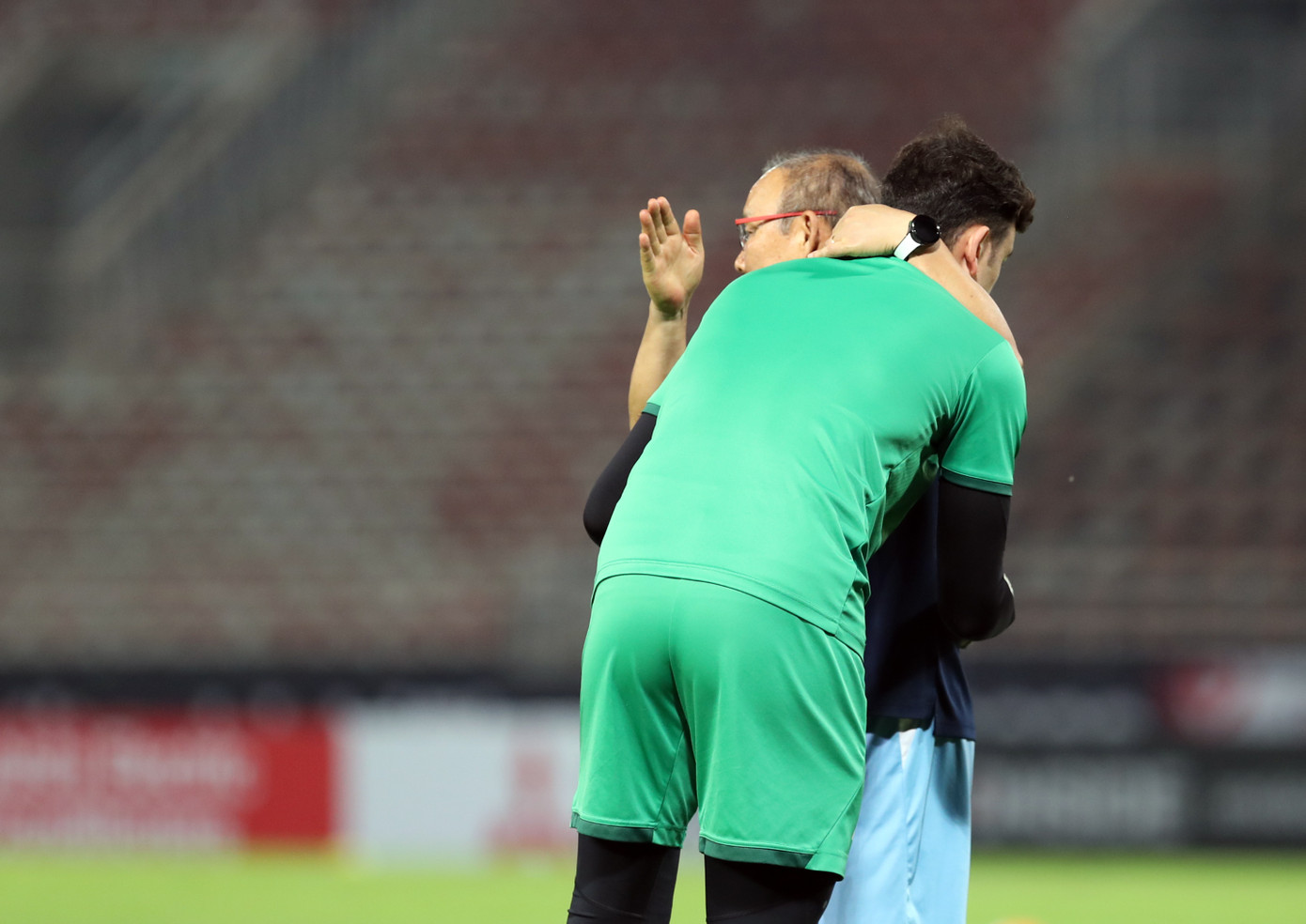 HLV Park Hang-seo ôm cậu học trò cưng Văn Lâm. Cả hai đã cùng nhau vô địch AFF Cup 2018 và đang hướng đến danh hiệu 2022. HLV Park Hang-seo ôm cậu học trò cưng Văn Lâm. Cả hai đã cùng nhau vô địch AFF Cup 2018 và đang hướng đến danh hiệu 2022.