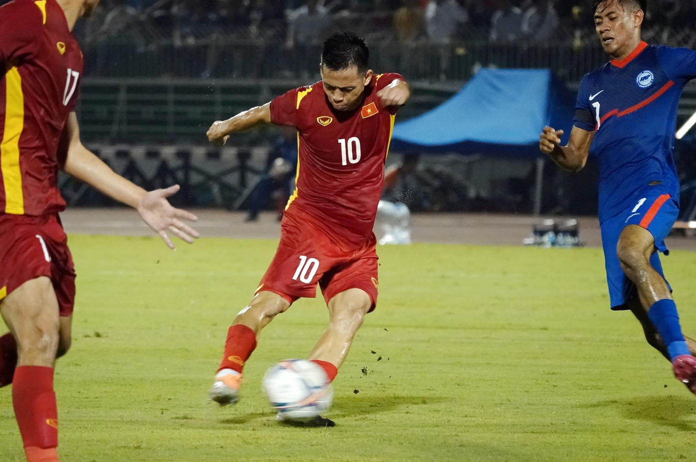 Đội tuyển Việt Nam đánh bại Singapore 4-0 trong ngày Văn Quyết và dàn tân binh tỏa sáng ảnh 15 Đội tuyển Việt Nam đánh bại Singapore 4-0 trong ngày Văn Quyết và dàn tân binh tỏa sáng ảnh 15