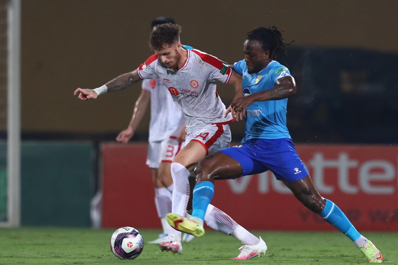 Geovane ghi bàn thắng thứ 3 cho Viettel. Ảnh: Văn Thỏa Geovane ghi bàn thắng thứ 3 cho Viettel. Ảnh: Văn Thỏa