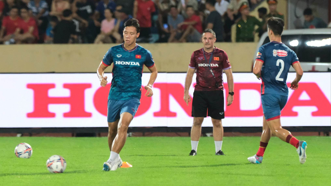 Thắng ĐT Syria 1-0, ĐTVN khiến sân Thiên Trường thòm thèm với 'bữa tiệc' bóng đá ảnh 13