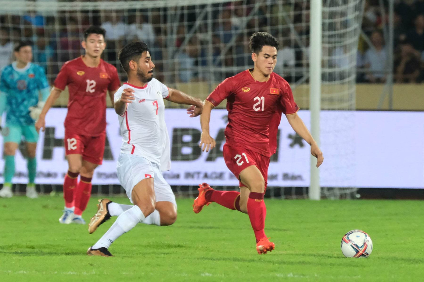 Thắng ĐT Syria 1-0, ĐTVN khiến sân Thiên Trường thòm thèm với 'bữa tiệc' bóng đá ảnh 32