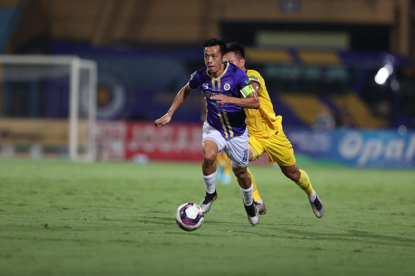 Văn Quyết là cầu thủ thi đấu nổi bật bên phía CLB Hà Nội. Ảnh: Hoàng Linh