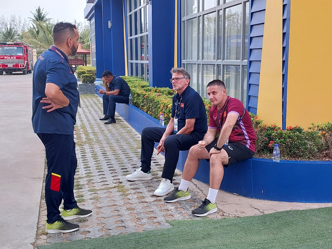 Trước trận đấu chính thức đầu tiên trên cương vị HLV ĐTQG và U23 Việt Nam, trong bối cảnh kết quả các trận giao hữu không mấy khả quan, chiến lược gia người Pháp trông khá căng thẳng.