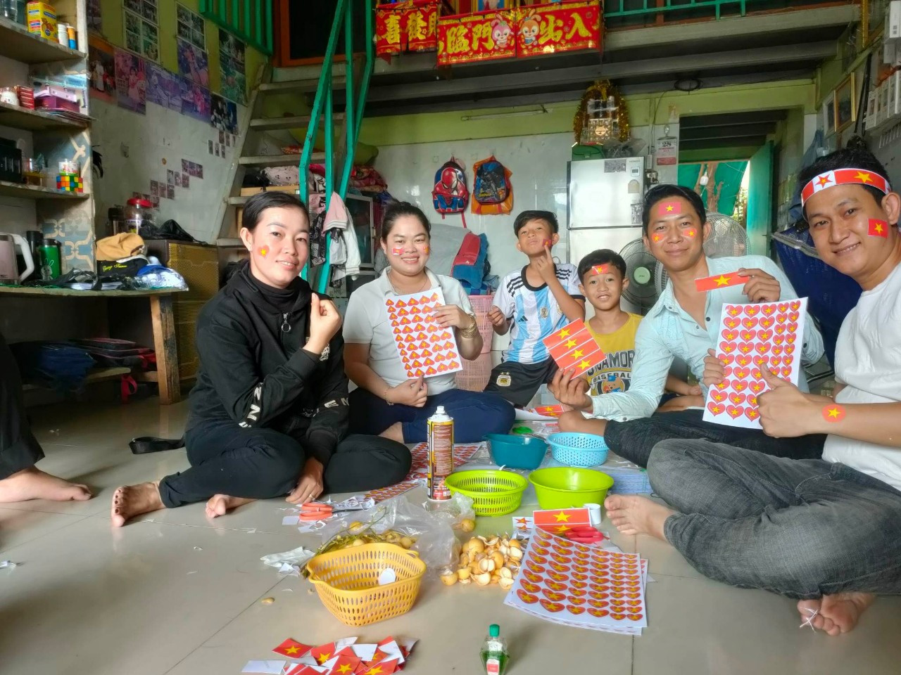 Một câu chuyện thú vị, khi những người Việt tại Campuchia đã kì công chuẩn bị đồ cổ vũ với dự tính bán trước sân Prince chiều nay. Tuy nhiên, họ gần như đã cho tất cả những người tới ủng hộ U22 Việt Nam trong trận ra quân gặp Lào.