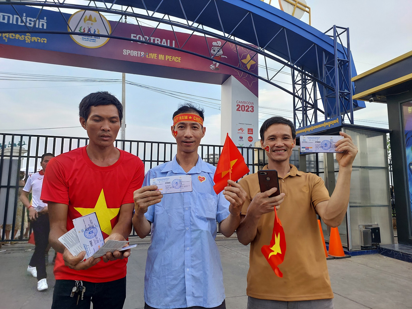 Những CĐV người Việt sinh sống tại Campuchia may mắn sở hữu tấm vé từ PCT VFF Trần Anh Tú, người đã tặng vé hỗ trợ đồng bào.