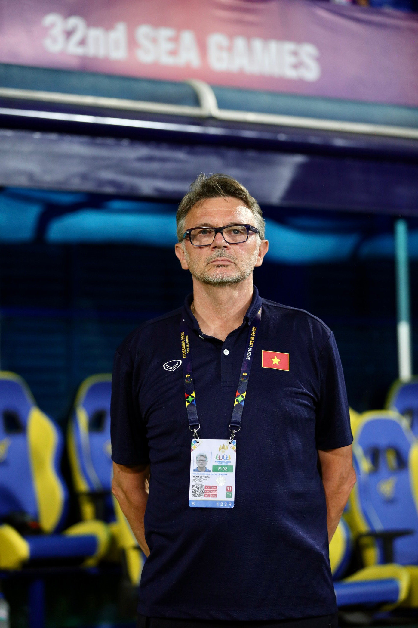 Gương mặt nghiêm nghị của HLV Troussier trong phần lớn thời gian trận đấu.