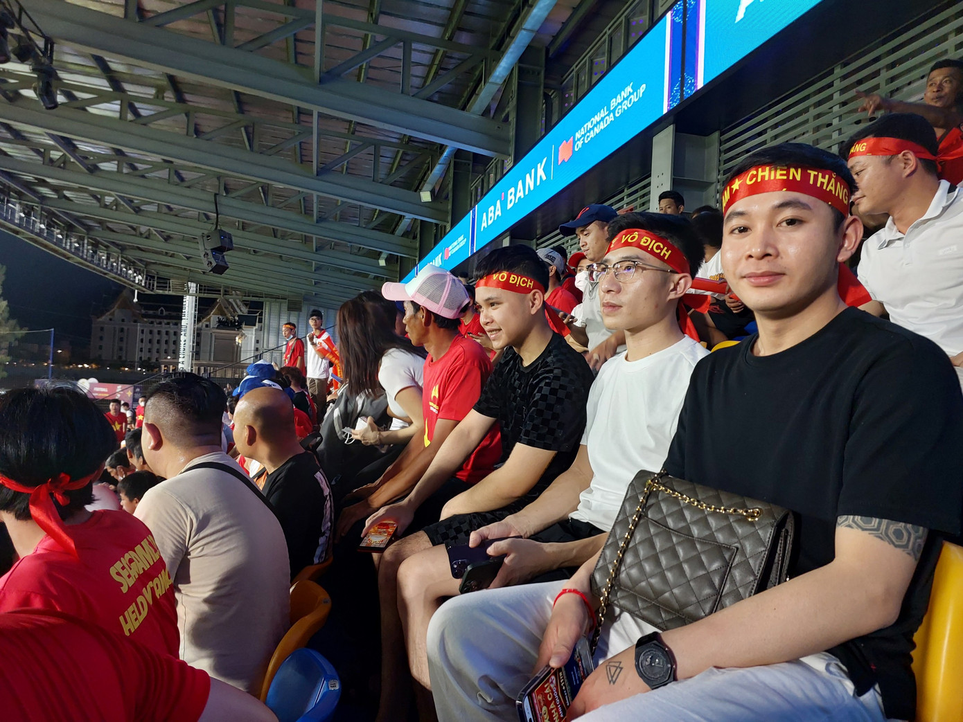 Dịp nghỉ lễ 30/4-1/5, thay vì chen chúc giữa dòng người ở các điểm du lịch, nhóm bạn người Hà Nội quyết định tới Campuchia cổ vũ U22 Việt Nam.