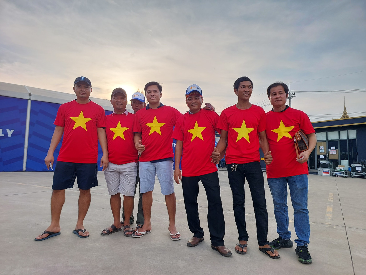 Nhóm CĐV từ Tây Ninh chạy xe sang Campuchia vào sáng 30/4, mong muốn cổ vũ U22 Việt Nam trong hành trình bảo vệ tấm HCV SEA Games.