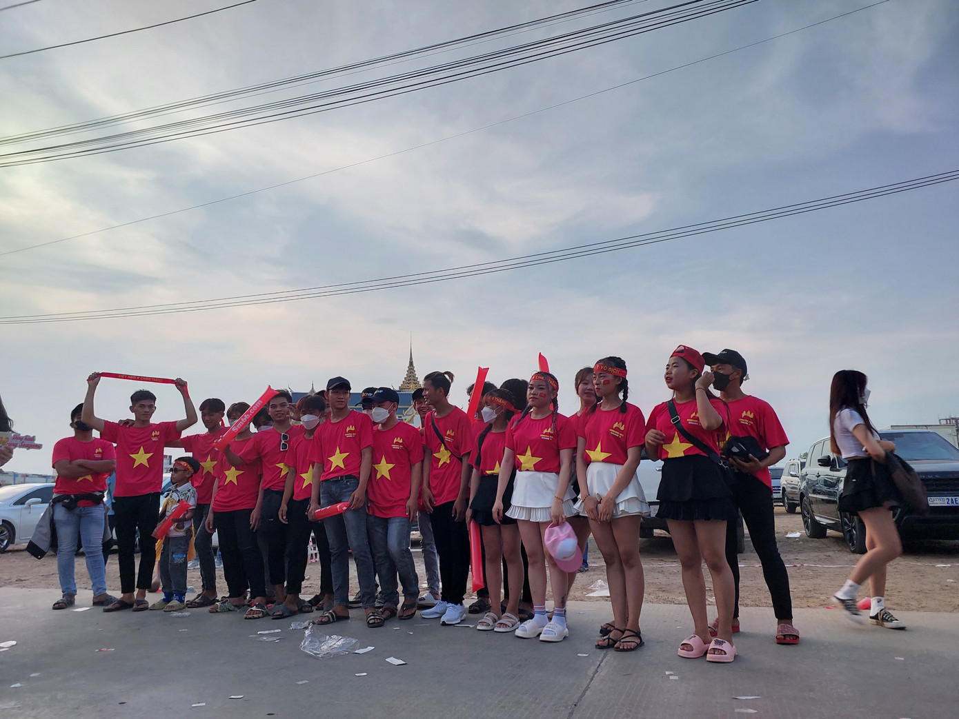 Những người Việt thế hệ thứ hai tại Campuchia, sinh ra và lớn lên tại xứ Chùa tháp nhưng luôn hướng về đất mẹ. Tất cả cùng họp nhau, chung tiền mua áo và đồ cổ vũ để tới Prince. Tuy nhiên vấn đề lớn nhất của họ, như những người hâm mộ Việt Nam khác: chưa có vé.