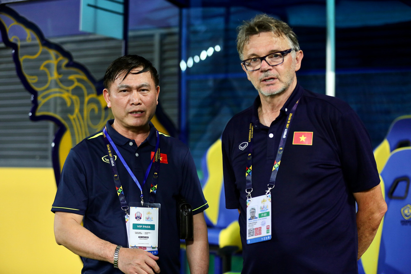 HLV Troussier trao đổi với Phó chủ tịch VFF Trần Anh Tú.