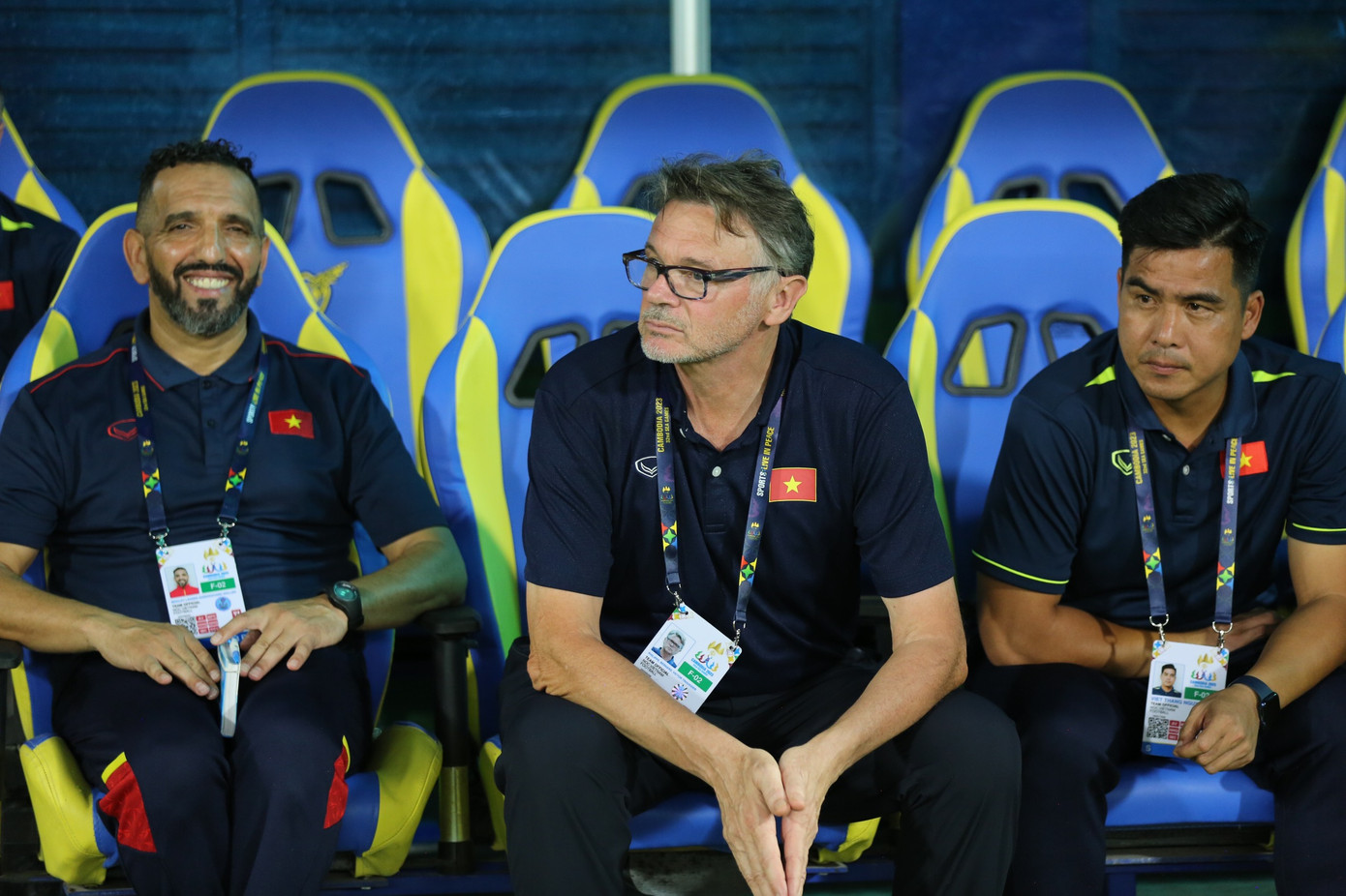 Ông tỏ ra suy tư trong lúc các trợ lý vẫn tươi cười.