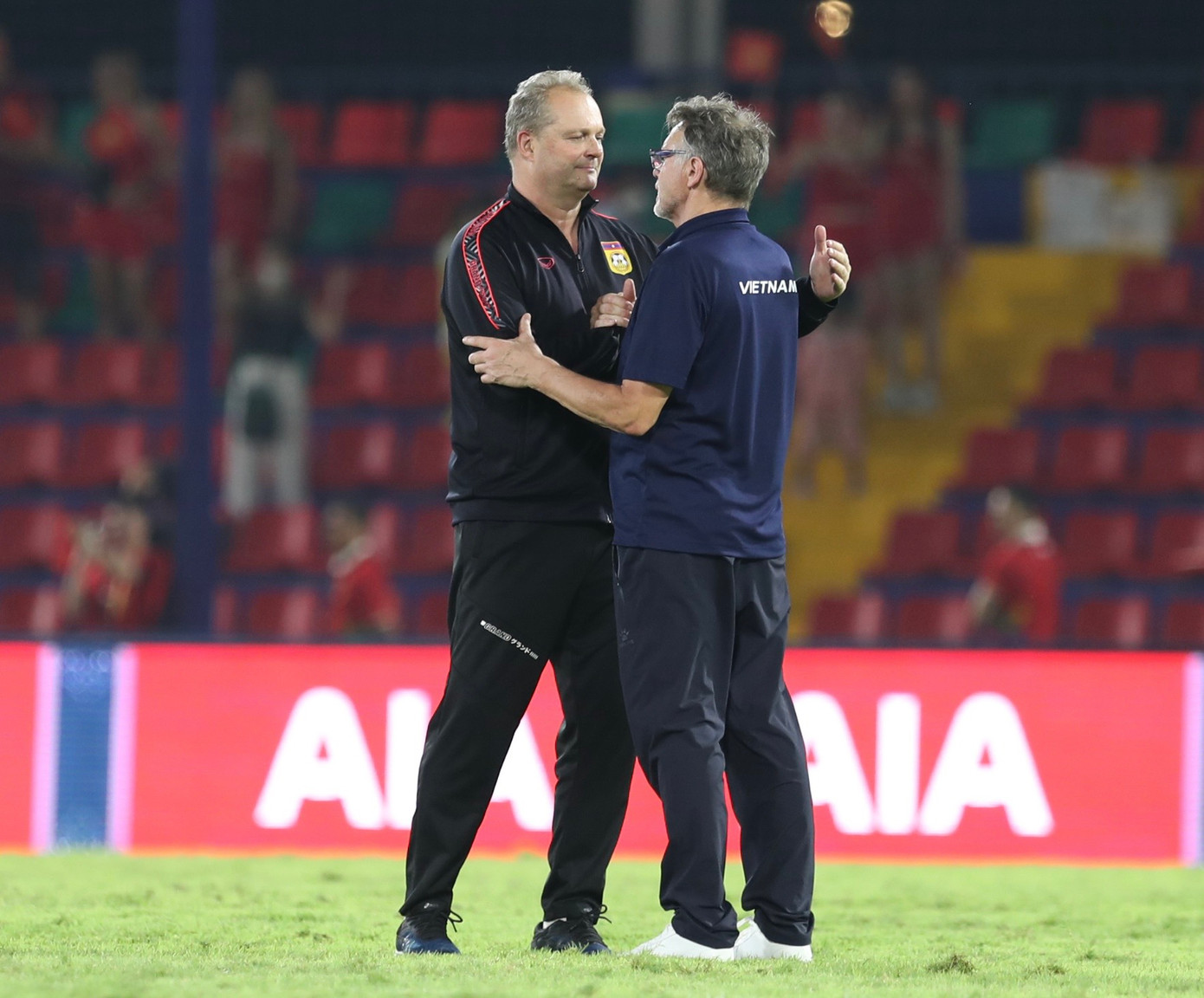 HLV Troussier đến chào HLV Lào sau khi trận đấu khép lại.