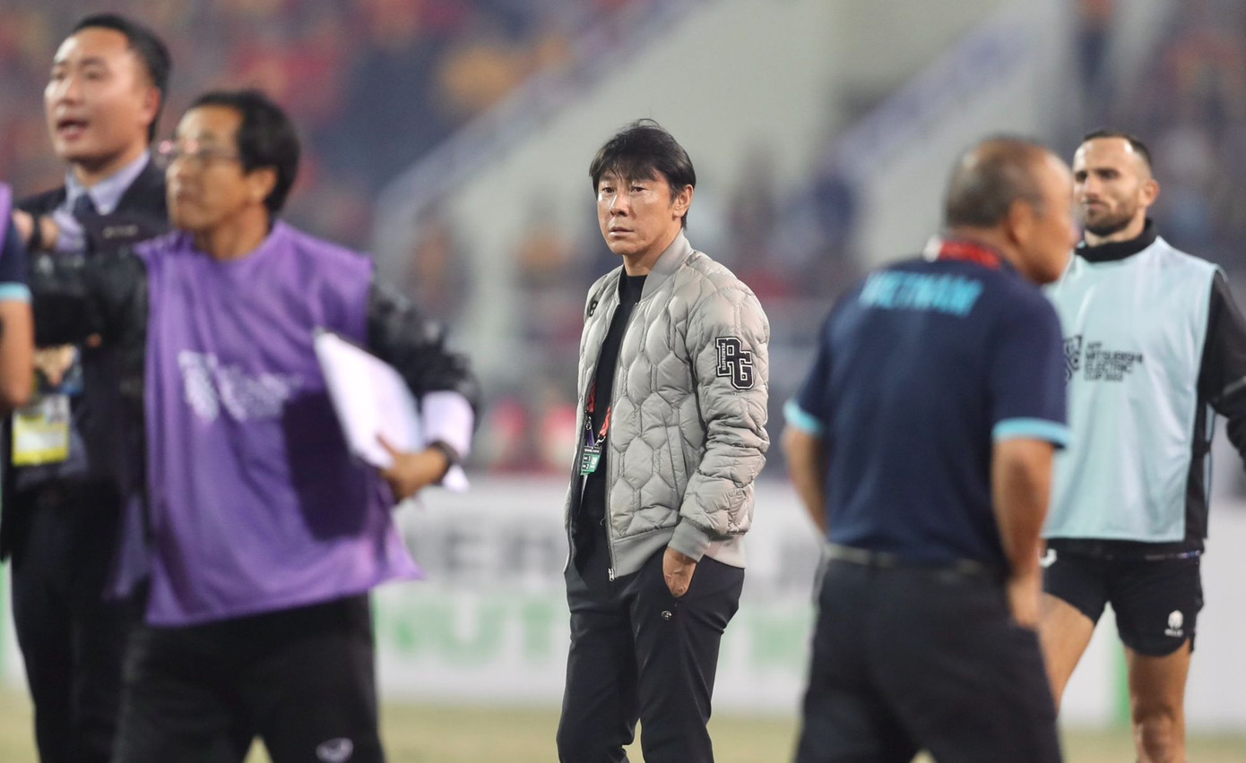 HLV Shin Tae-yong thẫn thờ trong trận thua Việt Nam. Ảnh: Hữu Phạm