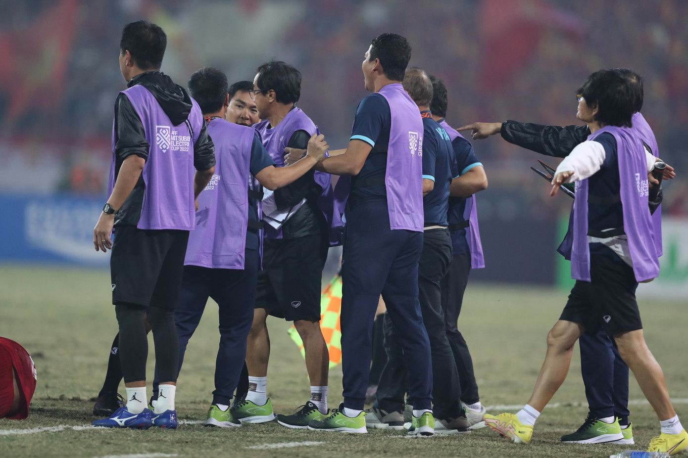 Ban huấn luyện đội tuyển Việt Nam cũng lao ra khiếu nại với các trọng tài, đòi lại công bằng cho Văn Hậu. Ban huấn luyện đội tuyển Việt Nam cũng lao ra khiếu nại với các trọng tài, đòi lại công bằng cho Văn Hậu.