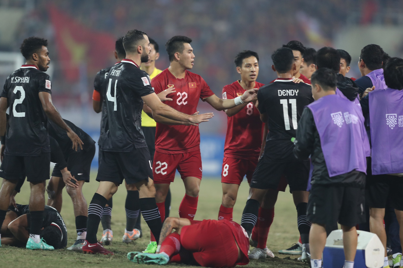 Phút 34 trận bán kết lượt về AFF Cup 2022, hậu vệ Văn Hậu của Việt Nam nằm sân sau pha phạm lỗi nguy hiểm của Asnawi bên phía Indonesia. Cầu thủ hai bên tranh cãi gay gắt sau tình huống này. Phút 34 trận bán kết lượt về AFF Cup 2022, hậu vệ Văn Hậu của Việt Nam nằm sân sau pha phạm lỗi nguy hiểm của Asnawi bên phía Indonesia. Cầu thủ hai bên tranh cãi gay gắt sau tình huống này.