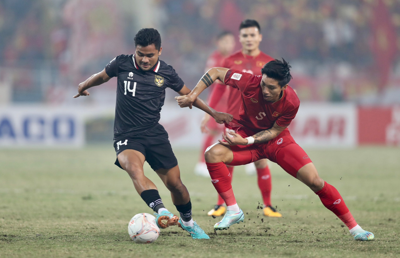 Đến phút 73, cầu thủ nhập tịch Marc Klok của Indonesia ngã ra sân ăn vạ dù không va chạm với Văn Hậu. Hậu vệ mặc áo số 5 gọi đây là hành động diễn kịch. Đến phút 73, cầu thủ nhập tịch Marc Klok của Indonesia ngã ra sân ăn vạ dù không va chạm với Văn Hậu. Hậu vệ mặc áo số 5 gọi đây là hành động diễn kịch.